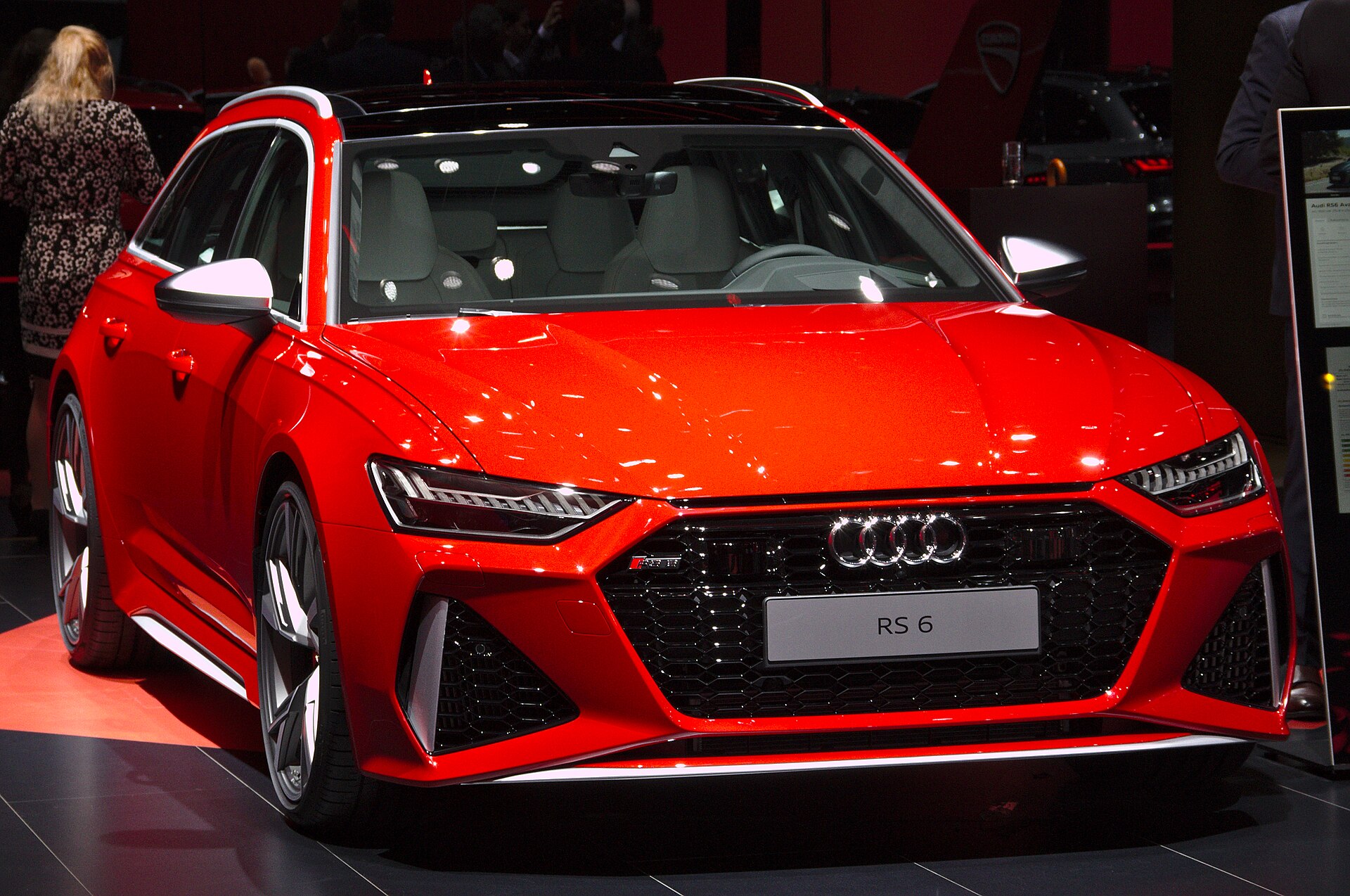 Berline sportive allemande sur route, symbole de l'import auto